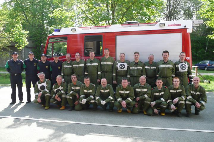 Hauptbewerter Christian Weiss (3.v.l) mit seinem Bewerterteam; vorne v.l.n.r: Hermann Kampf, Walter Kirschenhofer, Markus Keinrath, Gerald Kampf, Manfred Rabl, Werner Wögerer, Martin Hartner, Jürgen Kaburek, Georg Keinratz, René Hartner; hinten v.l.n.r: Josef Wimmer, Christoph Hartner, Roland Waldhör, Klaus Schlögl, Florian Nossal, Paul Hirtl, Harald Kohl, Roland Kaburek;